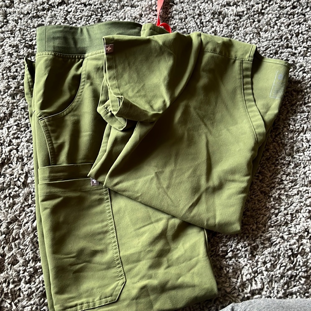 FIGS top and bottom size small
